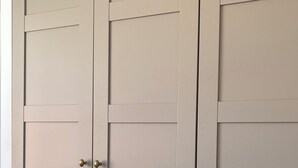 Una porta doble tancada amb un disseny senzill i un pom d'or.