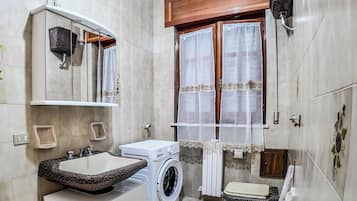 Appartamento, balcone, vista città | Bagno