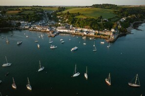 A coastal town with a marina filled with sailboats. - Apartment Sleeps 4 Enclosed Garden Pets Welcome (Falmouth)
