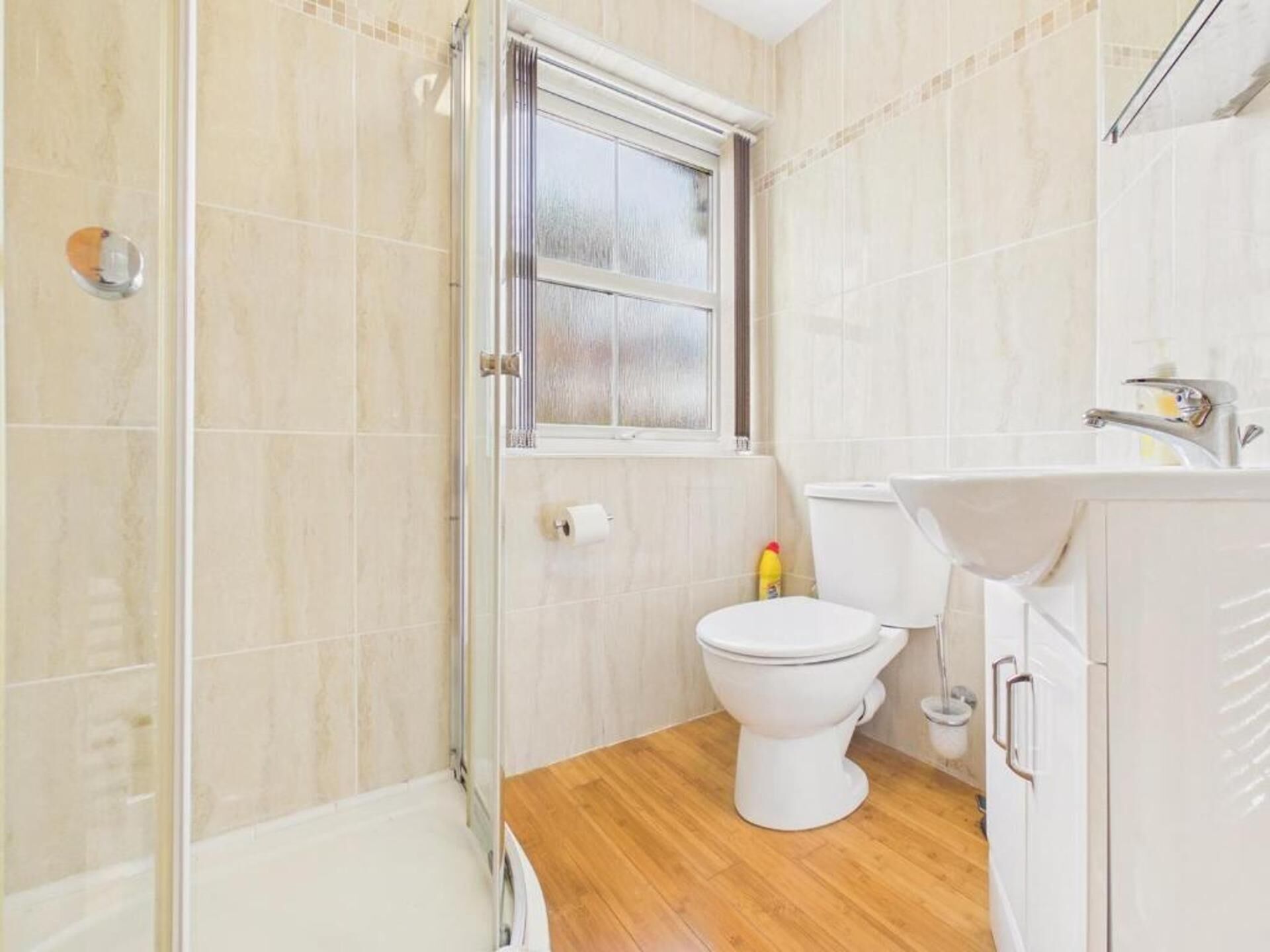 Un baño con ducha, inodoro y lavamanos.