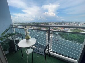 Outdoor dining - AURR BLOOM BY ROSIE (Parañaque)
