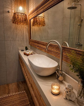 Een douche, een haardroger, een bidet, zeep