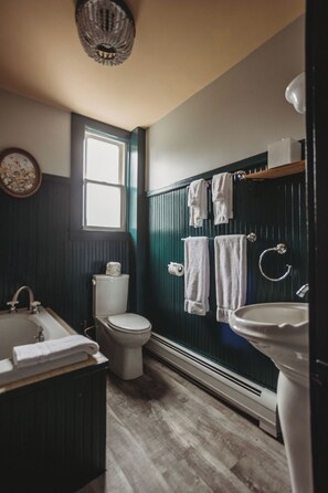 Standard Double Room, 2 Queen Beds | Bathroom | Hair dryer, towels, soap, shampoo - Hideaway Inn Franconia Notch (Sugar Hill)