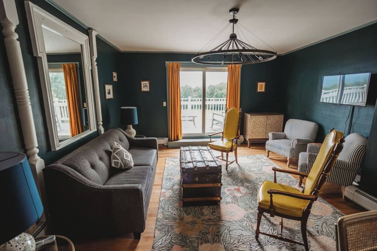 Superior Suite, Mountain View | Living area | 42-inch Smart TV with digital channels, Netflix, Hulu