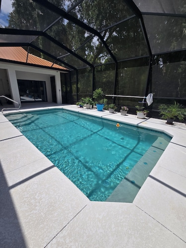 Pool, 3/2, River front, come stay at the Lazy Gator, dock your boat!