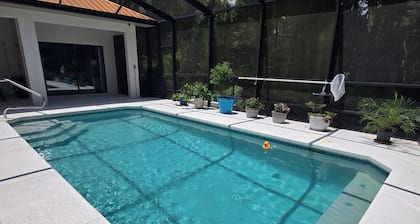 Pool, 3/2, River front, come stay at the Lazy Gator, dock your boat!