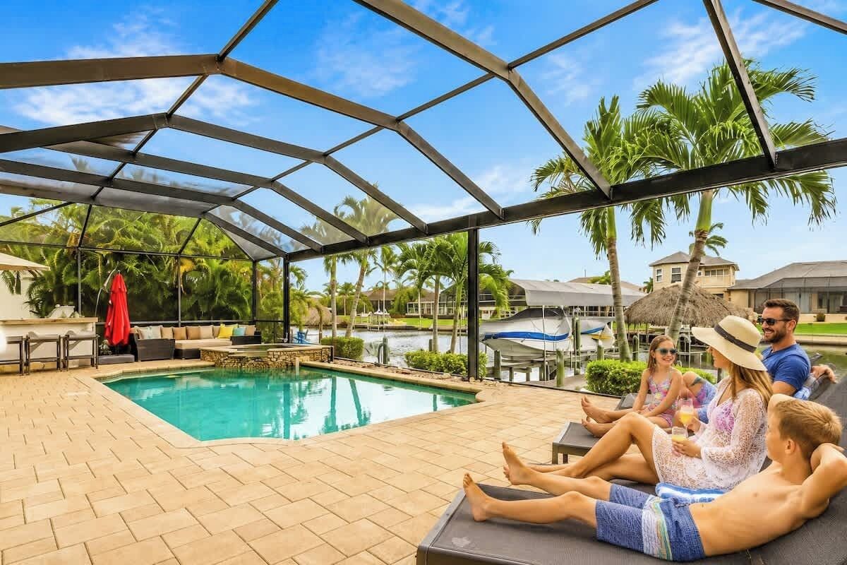 Ein überdachter Bereich mit Außenpool, Liegestühlen und Pool.