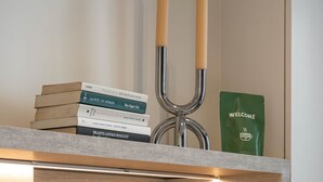 En køkkenbordplade med kaffemaskine, brødrister, elkedel og en stak bøger.