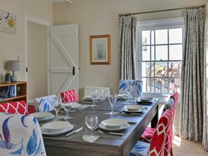 House | Dining - Picturesque Lakeside Cabin for 4 (Maldon)