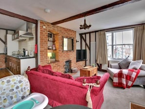 House | Living room - Picturesque Lakeside Cabin for 4 (Maldon)