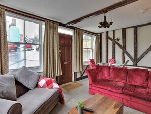 House | Living room - Picturesque Lakeside Cabin for 4 (Maldon)