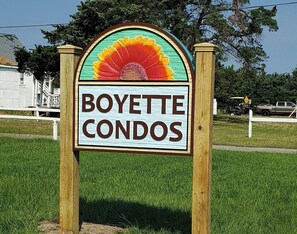 Schild für Boyette Condos mit einem farbenfrohen Blumendesign.