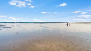 Beach - Charming Seaside Retreat – Walk to the Beach in Rye, NH (Rye)