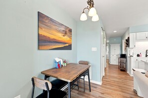 Dining - Atlantic Queen - Oceanfront Escape (Emerald Isle)