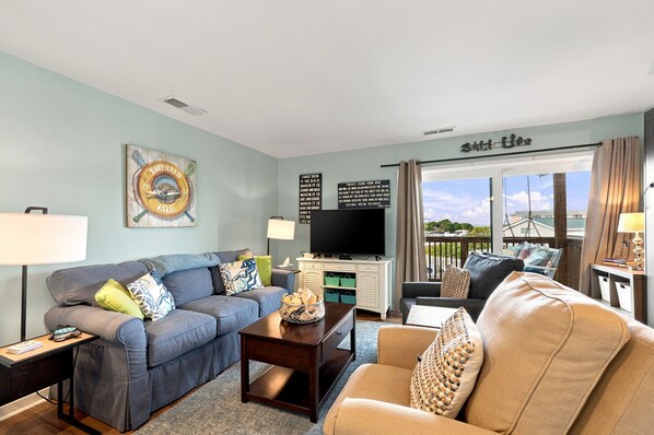 Living area - Atlantic Queen - Oceanfront Escape (Emerald Isle)