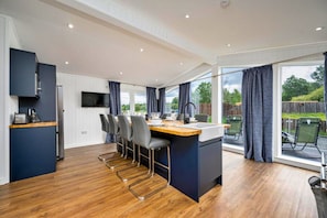 Chalet | Private kitchen - Luxury Lodge With Swim Spa for 8 (Perth)