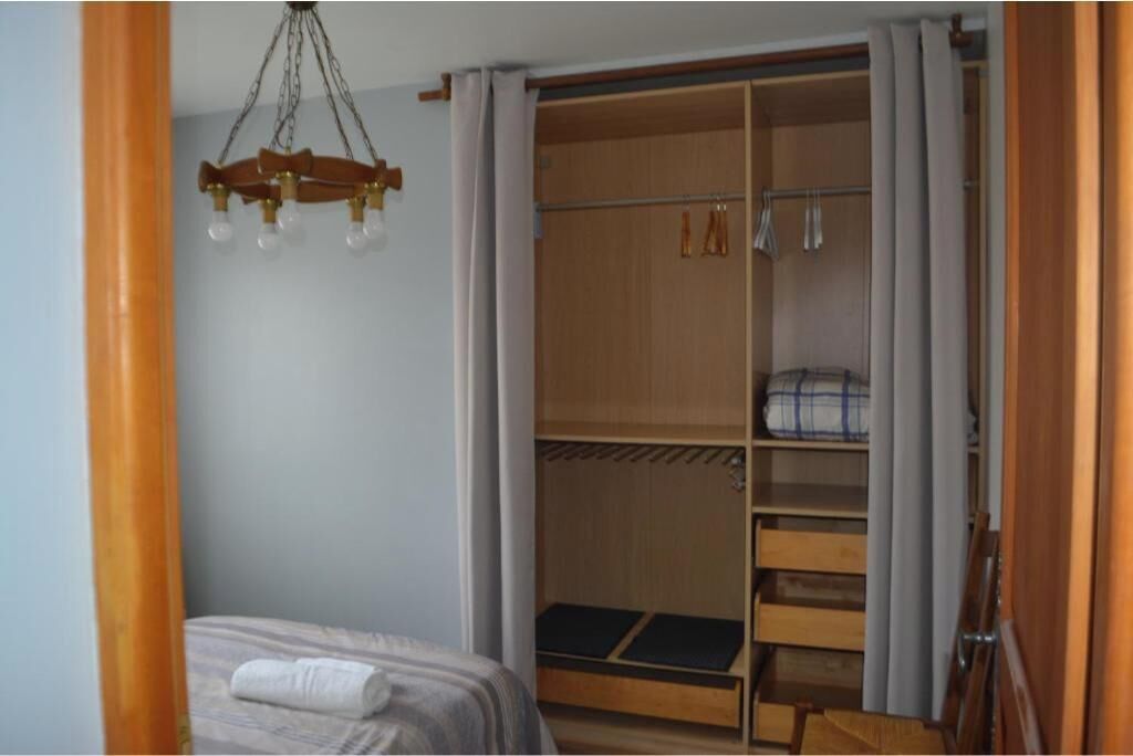 Iron/ironing board, bed sheets