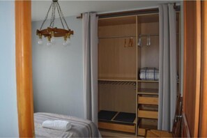 Iron/ironing board, bed sheets - Charmes à Changey – Renovated vacation home with a garden and a view of the lake (Changey)