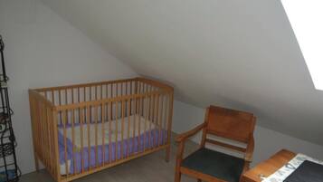 Iron/ironing board, bed sheets