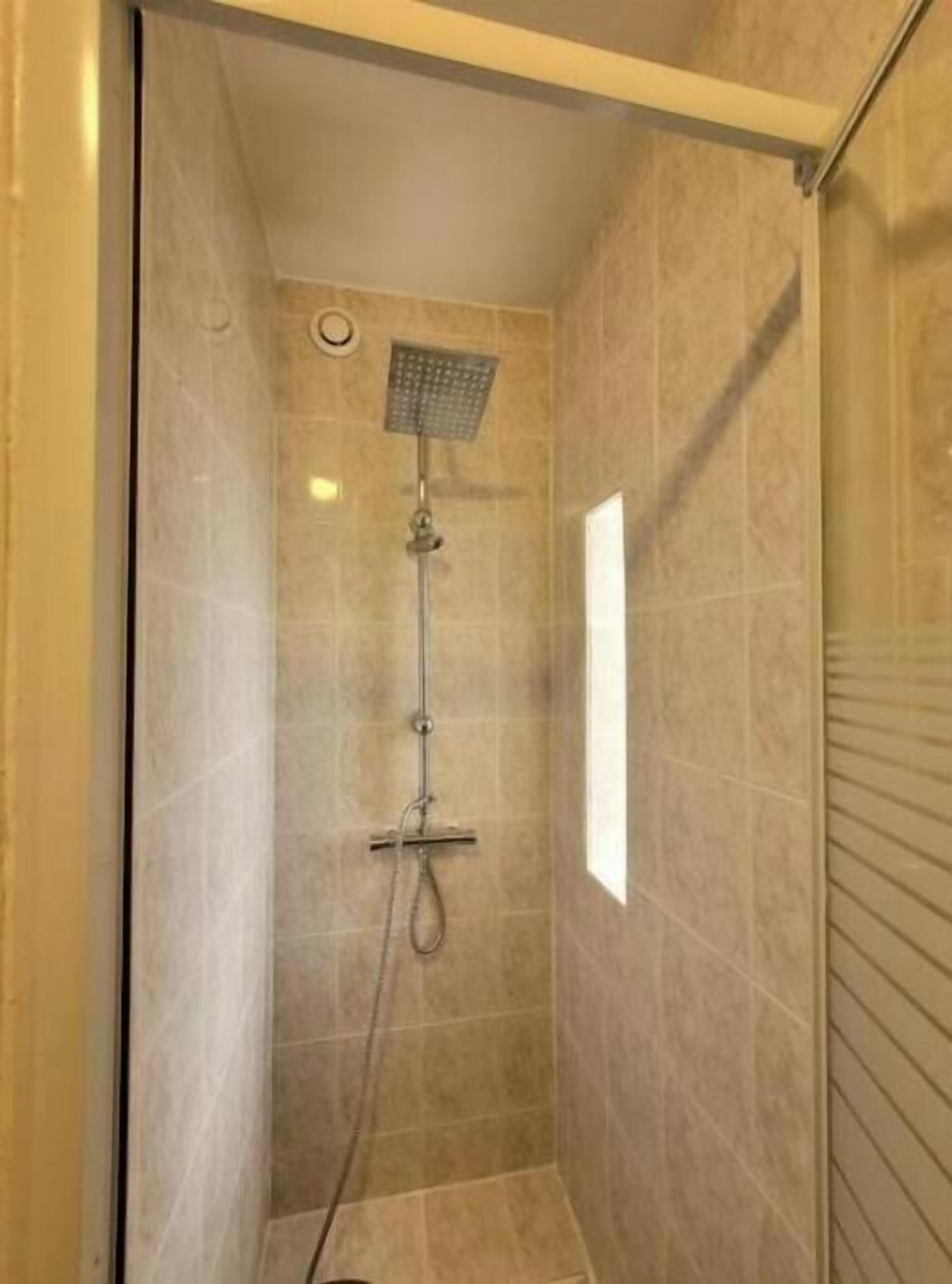 Een douche, een haardroger, handdoeken, zeep