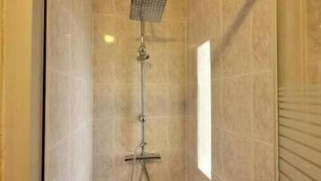 Een douche, een haardroger, handdoeken, zeep