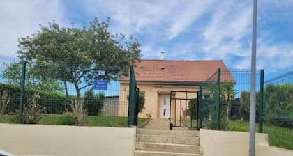 Charmes in Changey; House near a lake with an enclosed garden, in a quiet, natural setting.