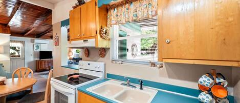 Coffee/tea maker, fridge, microwave, oven