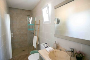 Dusche, Haartrockner, Handtücher