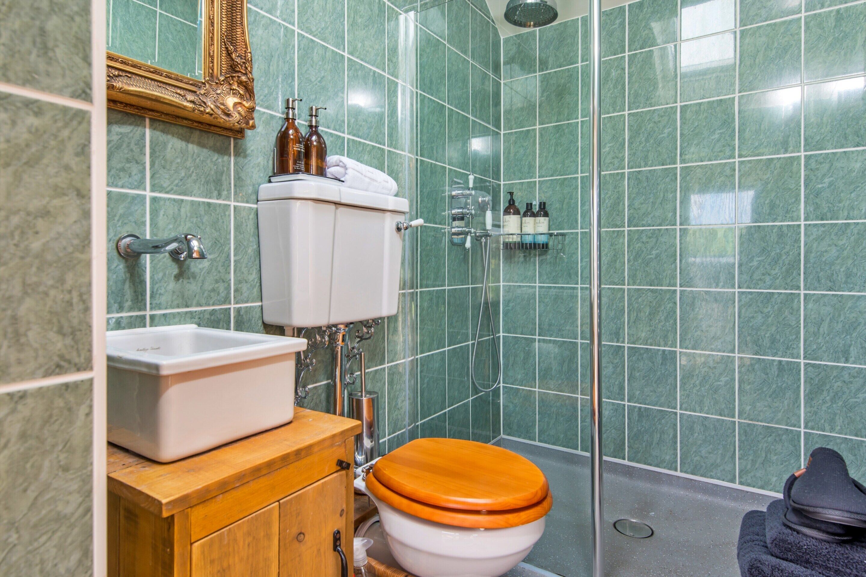Un bagno con il water, un lavandino e una doccia.