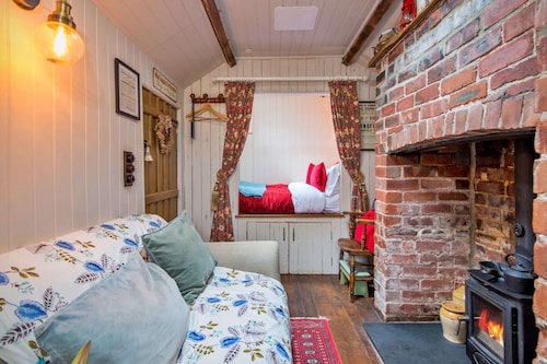 Rustic Romantic Cottage in Llangadog