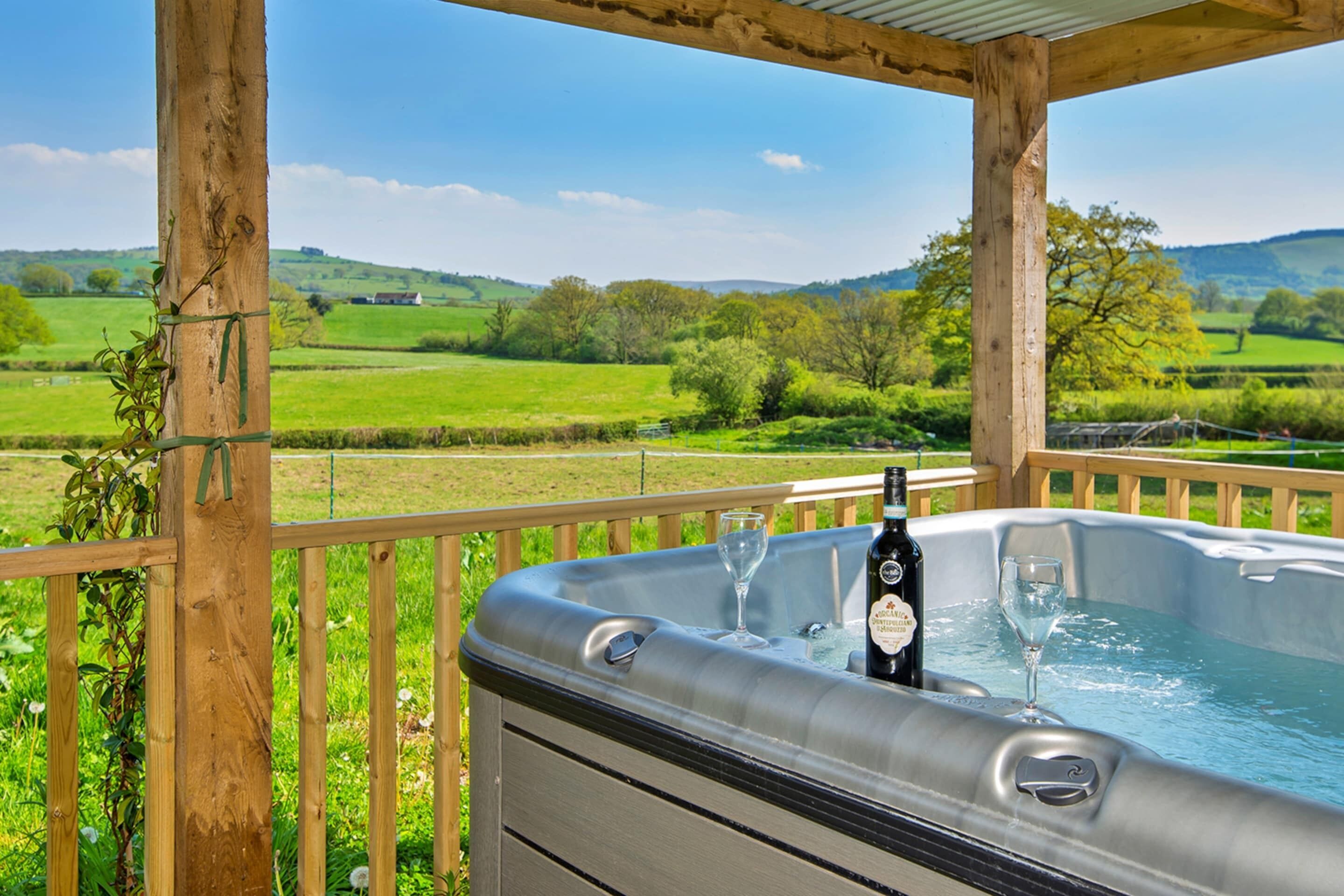 Cottage | Outdoor spa tub