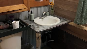 Toallas, jabón, shampoo, papel de baño