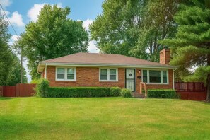 A single-story brick house with a front porch, a chimney, and a well-maintained lawn. - Executive 4BR Home Fully Furnished. CALL IT HOME 30+Day (Louisville)