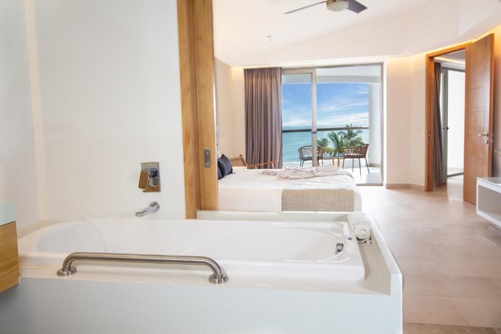 Suite familiar, vista a la playa | Ropa de cama de alta calidad y caja de seguridad en la habitación 