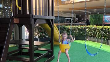 Área de juegos infantiles al aire libre