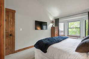 3 bedrooms, desk, iron/ironing board, bed sheets