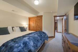 3 Schlafzimmer, Schreibtisch, Bügeleisen/Bügelbrett, Bettwäsche