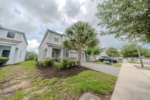 A residential area with houses, a sidewalk, and a street. - Go!#41 - WINDSOR AT WESTSIDE (Kissimmee)