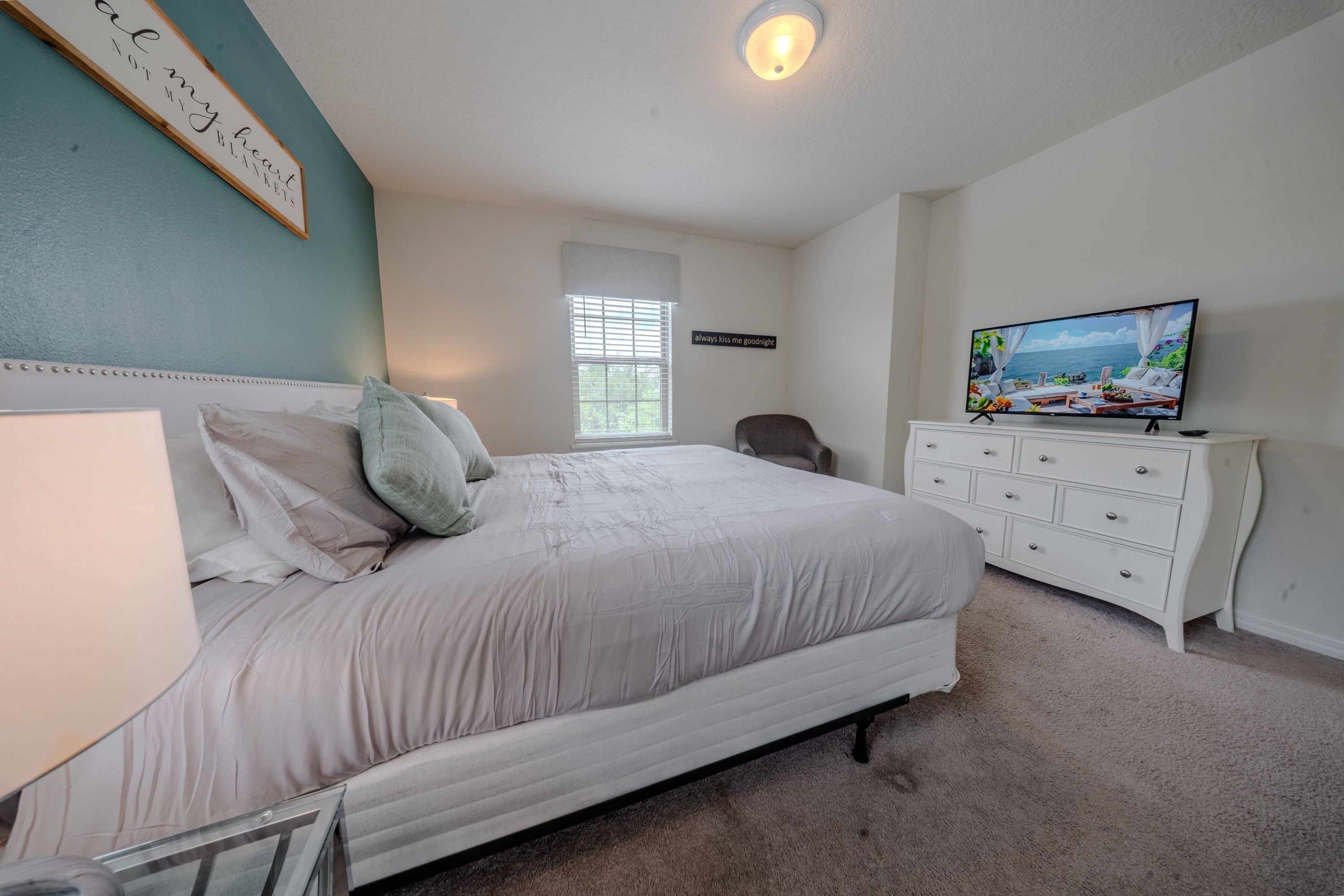 7 Schlafzimmer, Schreibtisch, Bügeleisen/Bügelbrett, Bettwäsche