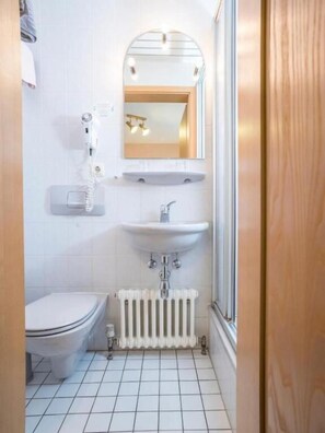 Basic Double Room | Bathroom - Gästehaus Mönchshof (Sommerhausen)