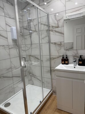 Bathroom - Bright 3BR • Rose Street • Heart of Edinburgh (Edinburgh)