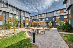 Outdoor dining - 4bedroom 2.5 Bathroom townhouse unfurnished (Calgary)
