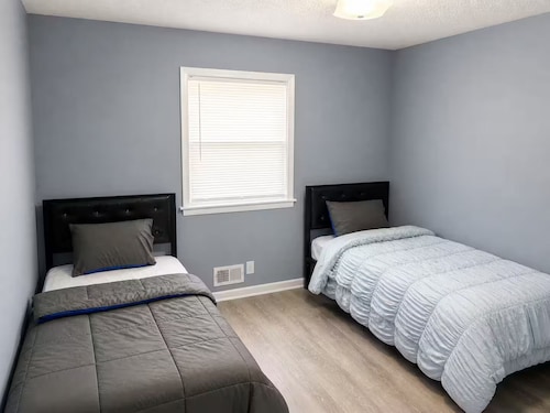 Spacious 5BR Home for Families, Crews & Nurses 30+Day