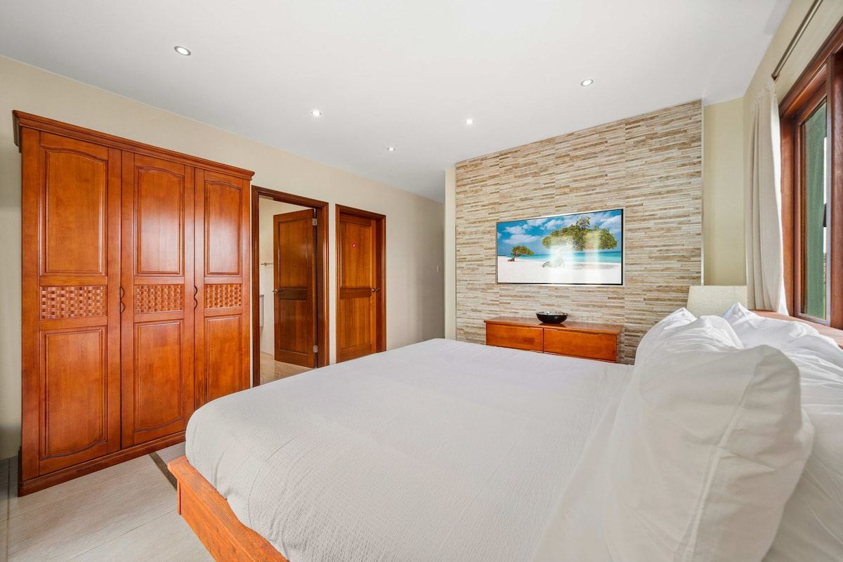 5 bedrooms, iron/ironing board, travel crib, WiFi (free)