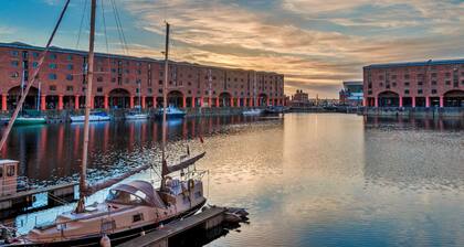 Houseboat in Central Liverpool