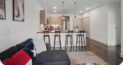 Alma Hub 121, 1BR- Sleeps 4, Infinity Pool, Pets Welcome, Walk to Shops, Gym