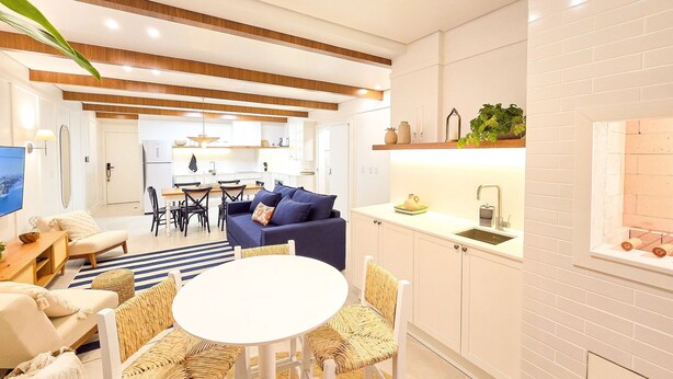 Un interior moderno con comedor, cocina y sala de estar.
