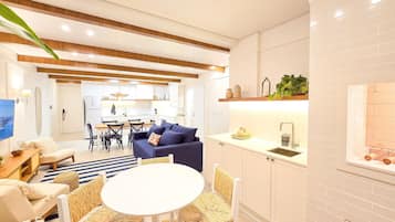 Deluxe Apartment | Living area