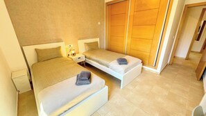 2 chambres, fer et planche à repasser, accès Internet, draps fournis