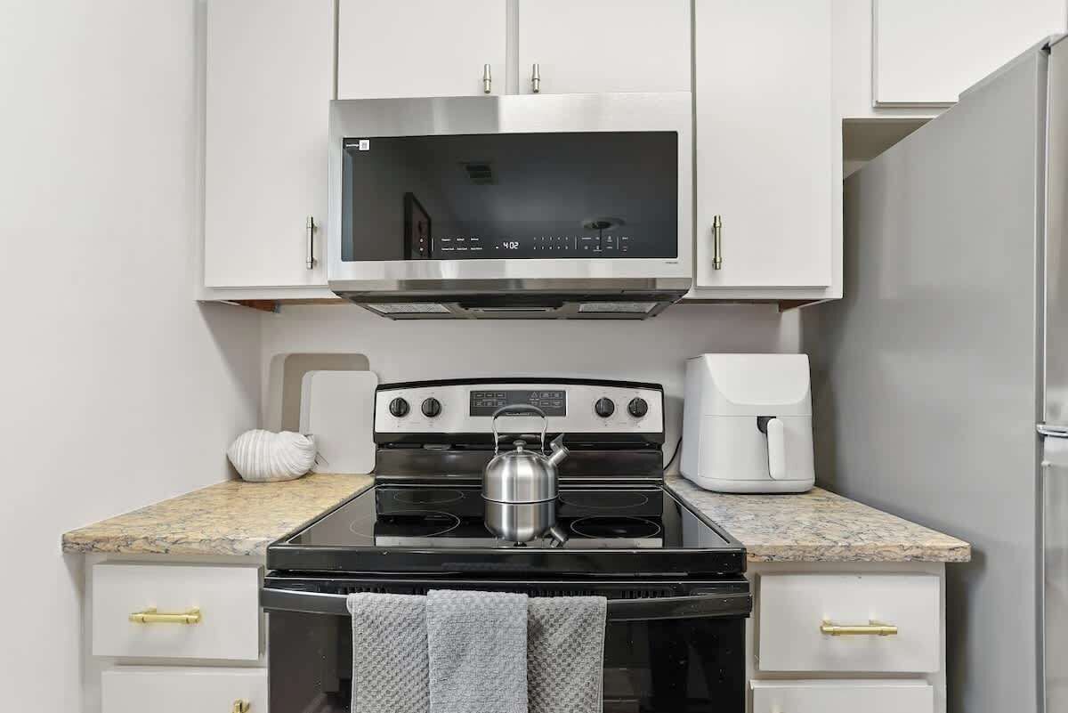 Coffee/tea maker, fridge, microwave, oven